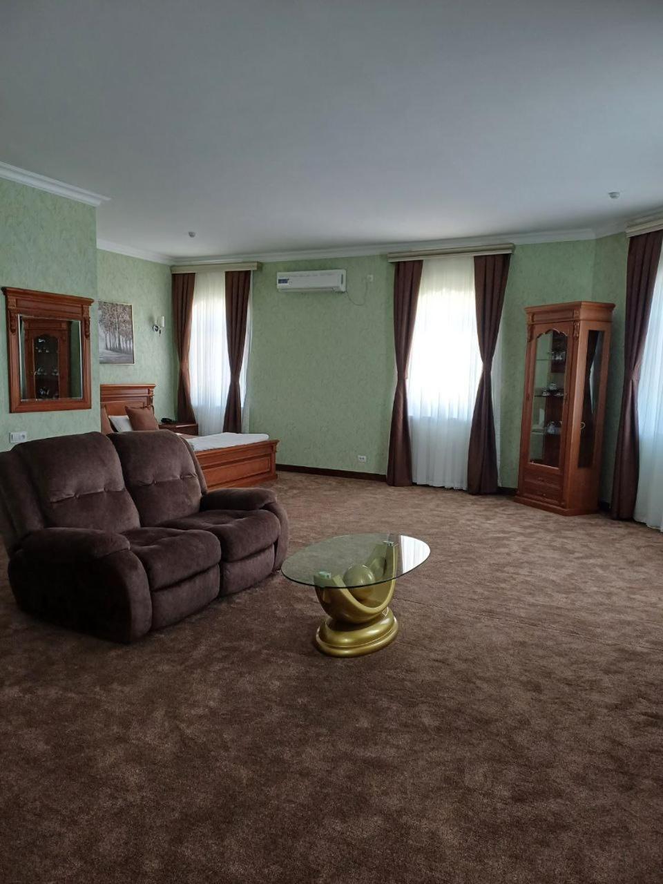 Maximum Hotel Ναβόι Εξωτερικό φωτογραφία