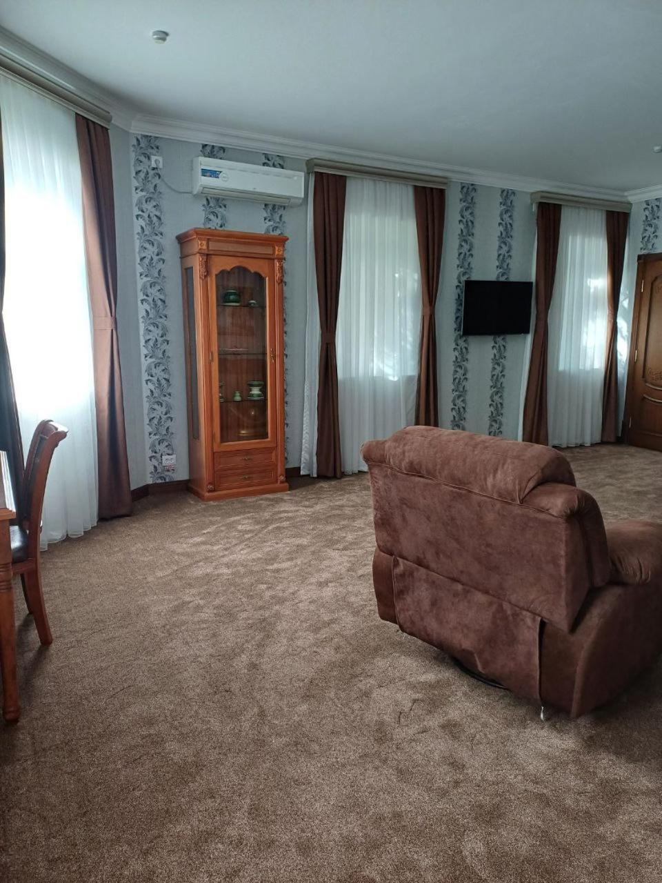 Maximum Hotel Ναβόι Εξωτερικό φωτογραφία